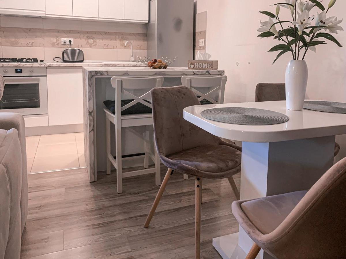 Apartment 2 Rooms Luxury Bukares Bagian luar foto