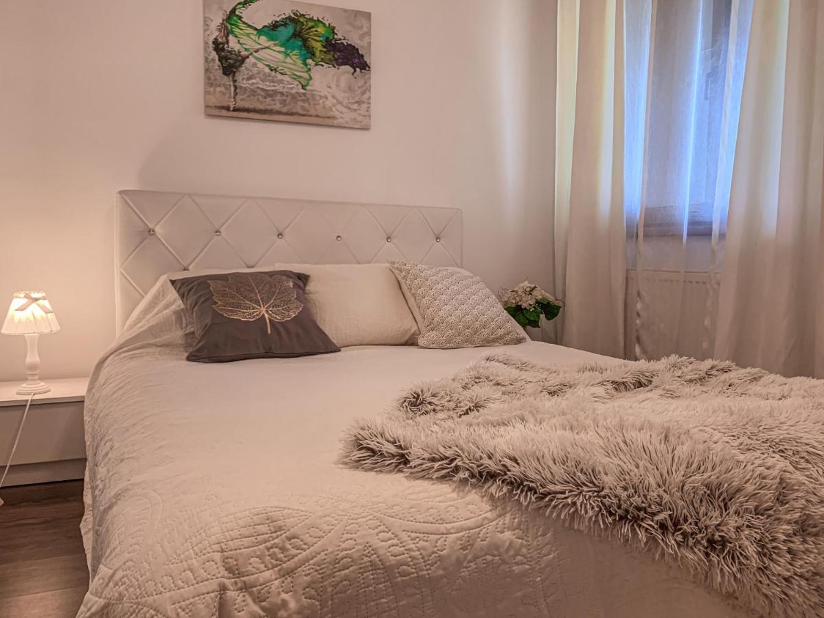 Apartment 2 Rooms Luxury Bukares Bagian luar foto