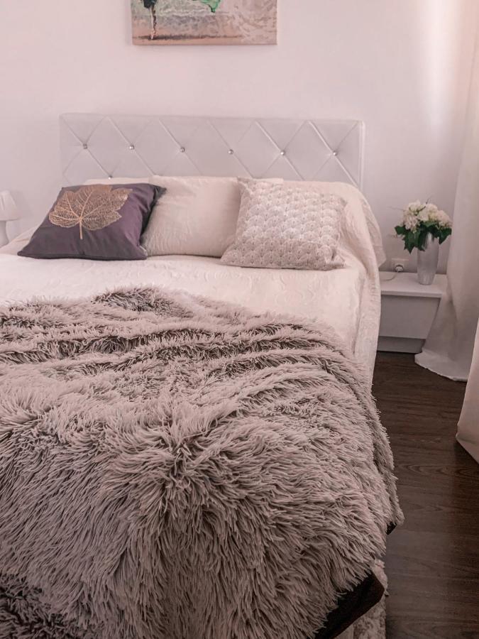 Apartment 2 Rooms Luxury Bukares Bagian luar foto